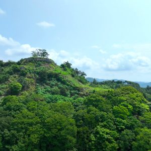山城跡へ、ドローンで資材運搬を実施